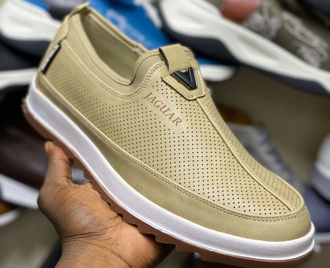chaussures décontractées slip-on pour hommes de marque Jaguar.