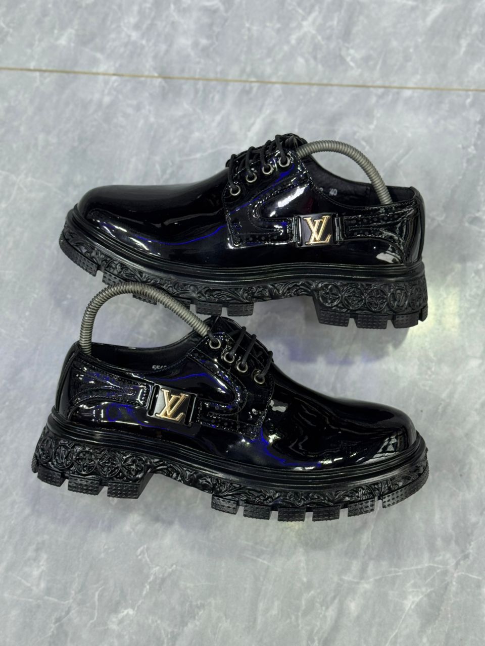 souliers Louis Vuitton en cuir verni noir