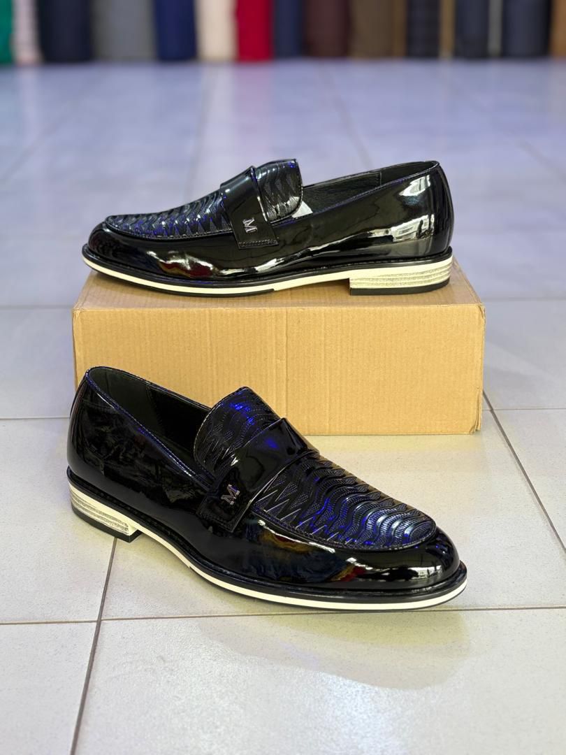 mocassins noirs pour hommes en cuir verni, avec un motif texturé
